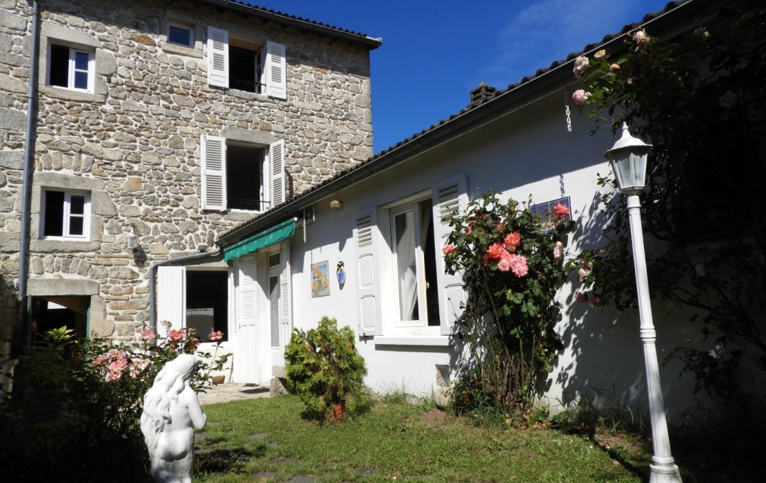 FAMICITY : House | SAINT-REMY-SUR-DUROLLE (63550) | 231 m2 | 180 000 € 